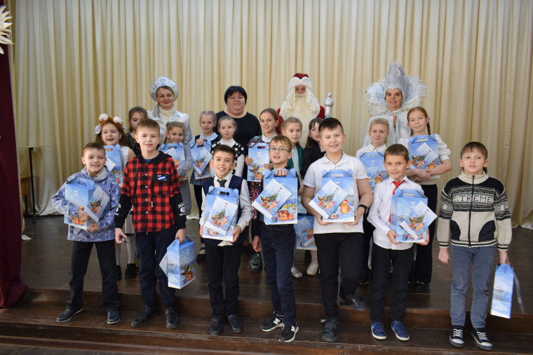 Новогодний утренник для 1-5 классов.