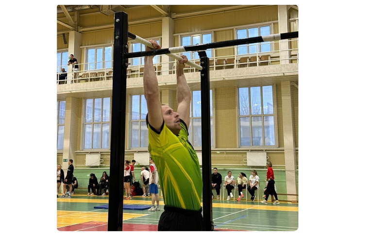 Участнику подтягивания запрещено.